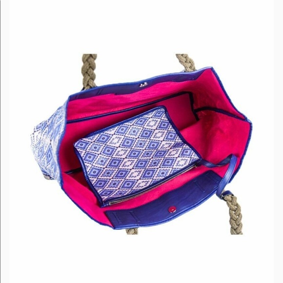 Theodora & Callym for Stuart Weizmann blue printed beach bag with pouch. - Picture 3 of 11